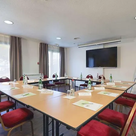 Hotel Campanile Ferrand - Le Brezet 3*